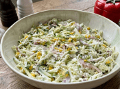 Весняний салат з пекінської капусти та огірків