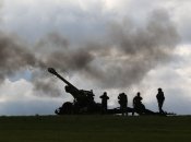 Украинские военные и 155 мм гаубица FH-70