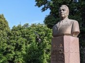 Памятник был установлен в центральном сквере города