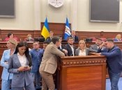 Блокування трибуни в Київраді депутатами "СН" і "ОПЗЖ"