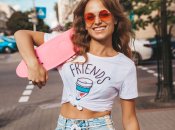 Короткие приталенные футболки были особенно популярны в 00-х