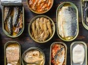 Не выливайте масло из-под рыбных консервов, ведь его можно использовать