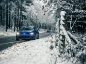 Зимой на дороге следует быть очень внимательным