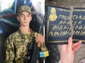 Герой на фоне его изуродованной могилы