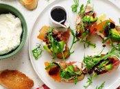 Брускет с хурмой и риккотой