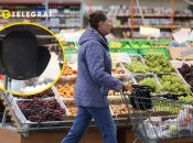 Жінка купляє продукти, музична колонка