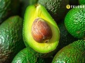 Щоб авокадо дозрів швидше, можна скористатист кількома лайфхаками (зображення створено за допомогою ШІ)