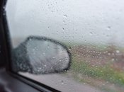 Запотевшие стекла и неприятный запах в машине – результат лишней влаги