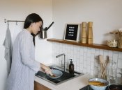 Эти средства помогут вам отмыть желтые пятна с тарелок