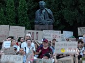 Протестующие писали лозунги на картоне