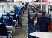 Люди в транспорті — тільки в масках.