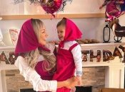 Мерьем Узерли с дочерью