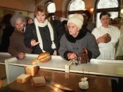 Обурена покупчиня у хлібному магазині