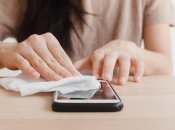 Узнайте, как нельзя протирать екран телефона