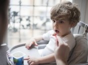 К чему приводит кормление ребенка перед телевизором