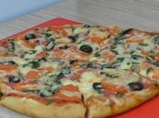 Пицца получается вкусной и в меру пышной