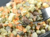 Салат с фасолью и солеными огурцами