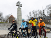 Кристо Энн Вага (в желтом) и его вело-группа