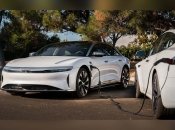 Електрокар Lucid заряджає інший електромобіль
