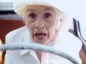 Детям в машине безопаснее, если за рулем бабушка