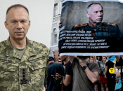 Олександр Сирський та плакат протестувальників, які виступають за його відставку