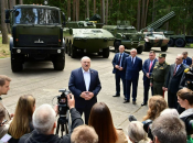 лукашенко в оточенні російської артилерії вихваляється, що послав українську делегацію