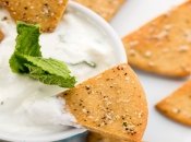 Вкусные снеки для семейных посиделок: домашние чипсы с сыром и ветчиной