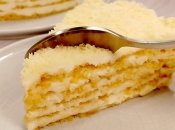 Песочные коржи и нежный сливочный крем прекрасно дополняют друг друга