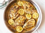 Чтобы курица была сочной – подержите филе 15 минут в соленой воде