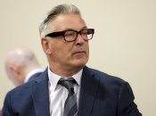 Алек Болдвін подає до суду на прокурорів та поліцію