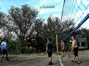 Бойцы ВСУ играют в волейбол рядом с линией фронта
