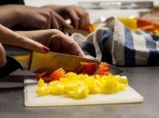 Рассказываем, как заточить кухонный нож с помощью чашки