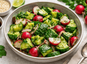 Хрумкий салат з "битих" огірків і редиски