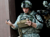 Дрон Black Hornet Nano виглядає іграшковим в руці дорослої людини