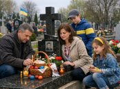 Сім’я біля могили