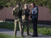 Сотрудники ТЦК проверяют документы