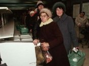 Хвосты очередей нередко заканчивались далеко за пределами магазинов