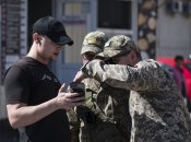 Співробітники ТЦК перевіряють документи