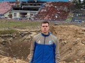 Владислав Гераскевич на разрушенном россиянами стадионе в Чернигове