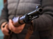 Сначала парень избил охранника палкой, а потом уже достал ружье