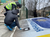 Працівники поліції працюють на місті злочину