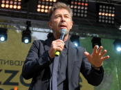 Валерий Сюткин старался услужить кремлю