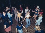 Люди танцуют в клубе