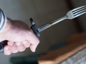 Відкрила двері і отримала в груди удар виделкою: під Одесою молодик намагався вбити жінку та її племінницю