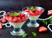 Панна-котта с клубникой украсит любой праздничный стол