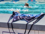 Девушки могут купаться в бассейнах без верхней части купальников