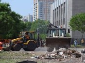 Цілий день комунальники прибирають місце "прильоту"