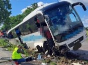 Автобус вилетів з траси