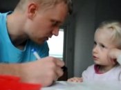 Всем папам на заметку: как играть с детьми (забавное видео)