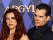 Дуа Липа и Генри Кавилл активно позировали фотографам на премьере фильма "Аргайл"